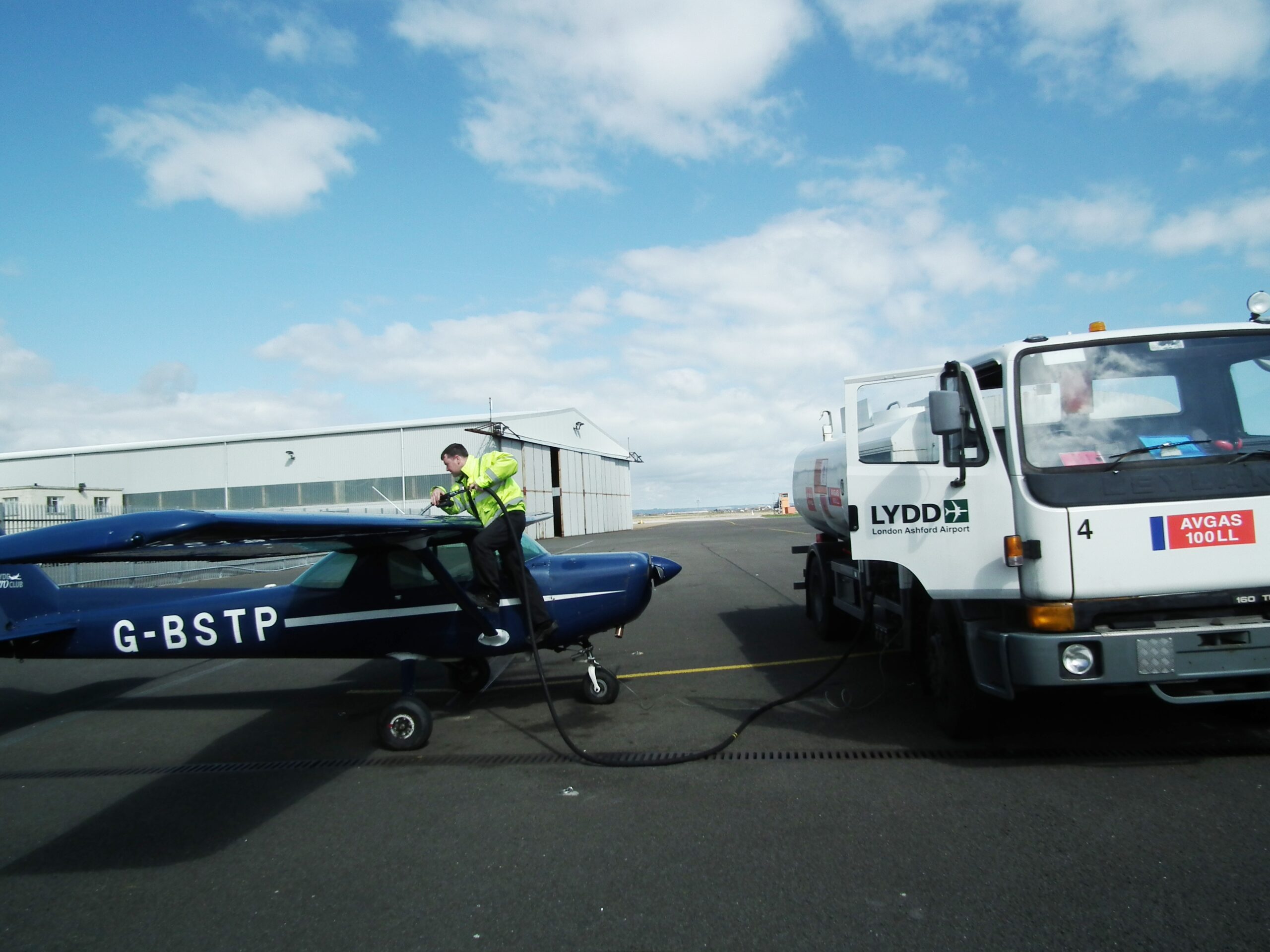 Cessna152 being filled
